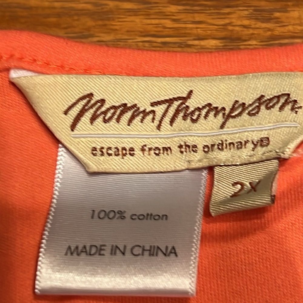 Norm Thompson v-neck top‎ - Picture 3 of 5